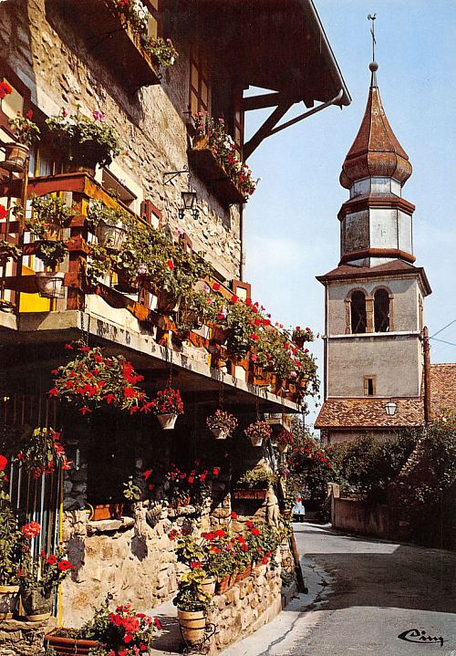 Yvoire (Haute-Savoie) : vue sur le clocher de l'église